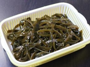 海带浸泡洗净，切丝；