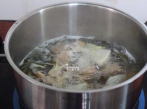 改为大火，把瘦肉片，倒入滚烫熟；