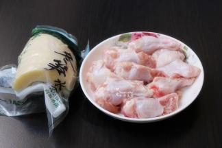 准备食材：冬笋、鸡根、红辣椒等食材；