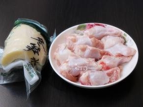 准备食材：冬笋、鸡根、红辣椒等食材；