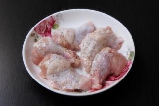 鸡根洗净，放胡椒粉、料酒、盐腌制5分钟；