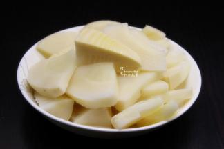 冬笋洗净切块；PS：切厚实块，焖好的的时候汁多好吃