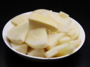 冬笋洗净切块；PS：切厚实块，焖好的的时候汁多好吃