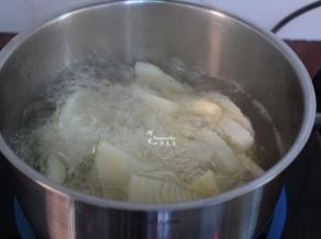 清水煮沸，放入冬笋汆烫2分钟；
