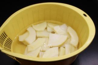 捞出过冷水，沥干水分待用；