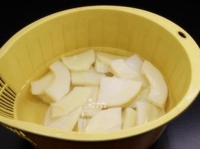 捞出过冷水，沥干水分待用；