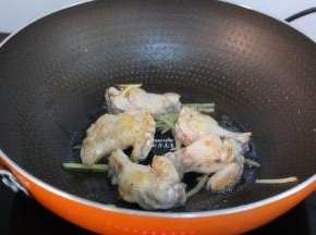 热锅，倒油，放入腌制的鸡根、蒜、生姜煎至微黄；