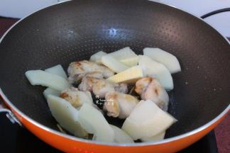 把处理过的冬笋块放入锅中；