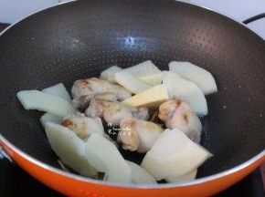 把处理过的冬笋块放入锅中；