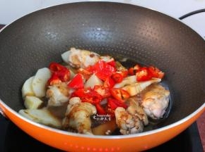 放辣椒、鸡粉、生抽、一大碗的高汤大火煮沸之后改为小火焖10分钟；