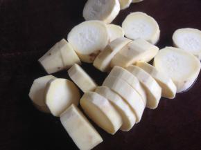 红薯切薄片，隔水蒸熟，蒸7分钟左右，根据红薯切片的厚度不同，时间会不同