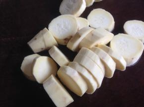 红薯切薄片，隔水蒸熟，蒸7分钟左右，根据红薯切片的厚度不同，时间会不同