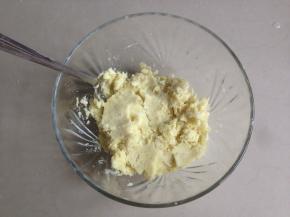 蒸好的红薯用汤匙压成泥，有190克左右的红薯泥