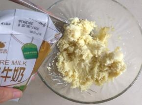 加入牛奶拌均匀，如果你的红薯不甜，就需要加糖