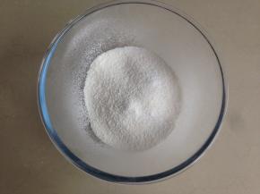 将打成粉的西米倒入碗里