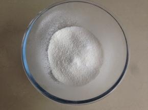 将打成粉的西米倒入碗里