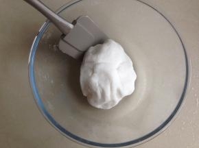 慢慢倒入水拌成团