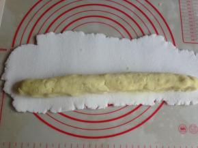 擀成长片，放入红薯馅