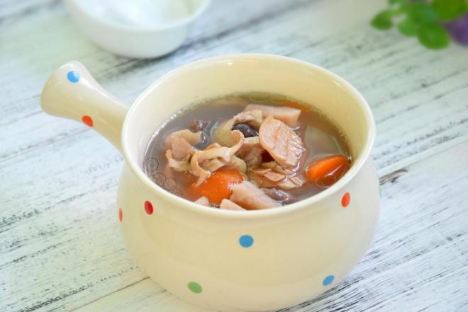 莲藕墨鱼筒骨汤