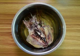 干墨鱼提前几个小时浸泡至软