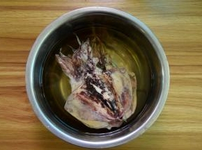 干墨鱼提前几个小时浸泡至软