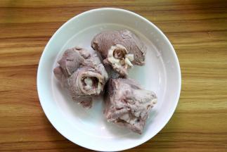 筒骨洗净后放开水中烫去血水