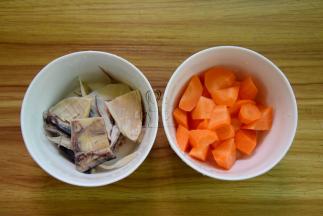 泡软的墨鱼洗净切小片；胡萝卜去皮切小块