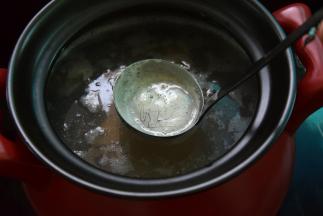 锅中加水1600ml，加入筒骨、墨鱼干、莲藕、胡萝卜和姜片，差不多烧开时撇去浮沫