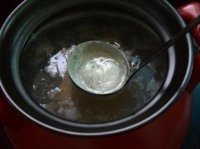 锅中加水1600ml，加入筒骨、墨鱼干、莲藕、胡萝卜和姜片，差不多烧开时撇去浮沫