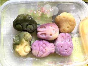 8、做好的冰皮月饼放入冰箱冷藏1小时再食用口感更好。