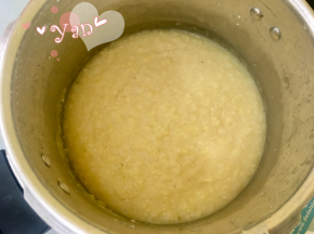 2、洗净的绿豆加入水放入高压锅压烂。煮好后的绿豆蓉已经很细腻了，不需要用料理机再打。