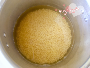 1、绿豆浸泡反复洗干净，直到浸泡绿豆的水完全清澈，充分去除污物炒好的绿豆蓉才会放得久。