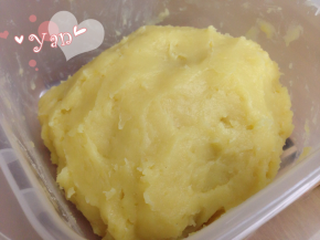 4、将炒好的绿豆蓉盛起放凉，放凉后绿豆蓉会继续自动收干水份。放凉的绿豆蓉在冰箱冷藏一晚，拿出来软硬程度就刚好做月饼馅了，如果还觉得太稀，那是炒的时间不够，水分收得不够干，继续入锅小火再炒10来分钟即可。