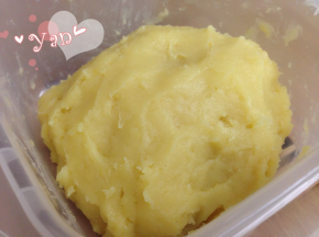 4、将炒好的绿豆蓉盛起放凉，放凉后绿豆蓉会继续自动收干水份。放凉的绿豆蓉在冰箱冷藏一晚，拿出来软硬程度就刚好做月饼馅了，如果还觉得太稀，那是炒的时间不够，水分收得不够干，继续入锅小火再炒10来分钟即可。