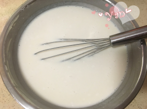 1、将所有材料全部放在大盘里，混合成光滑均匀的面糊。