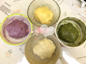 3、将面糊隔水蒸30分钟，中途用筷子搅拌一下，防止面糊沉淀和水份分离，熟后晾凉。