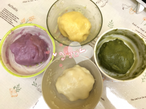 3、将面糊隔水蒸30分钟，中途用筷子搅拌一下，防止面糊沉淀和水份分离，熟后晾凉。