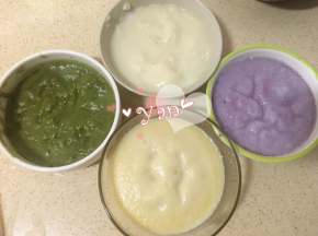 2、将面糊分成4份，留一份白色的，剩下的3份分别加上抹茶粉、紫薯粉、
南瓜粉拌匀，蒸成4色面糊。