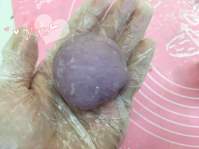 5、戴上一次性手套，将面团揉圆、按扁、捏大，要中间厚，四周薄。将馅料放入，包紧、收口、搓圆。