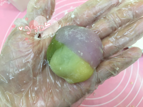 6、彩色冰皮取几种种不同颜色的皮，按扁、捏平，将彩色皮叠在一起，然后包馅、收口、搓圆即可。