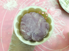 7、面团沾上适量糕粉，放入模具里压模成型。