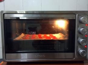 把蛋黄放进烤箱的中层180度烤5～8分钟即可取出晾凉备用！