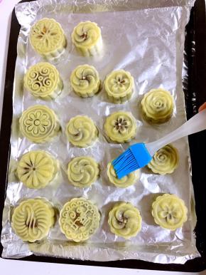 取出晾凉，刷一层薄薄的蛋液！（刷子要在碗壁上刮一下再刷，不要刷的太厚，薄薄的刷一层即可，否则花纹会模糊！）