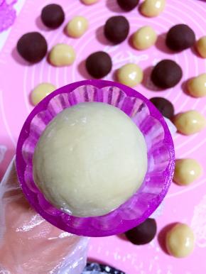 把圆球搓成椭圆状，放进模具中，四周按平！