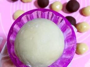 把圆球搓成椭圆状，放进模具中，四周按平！