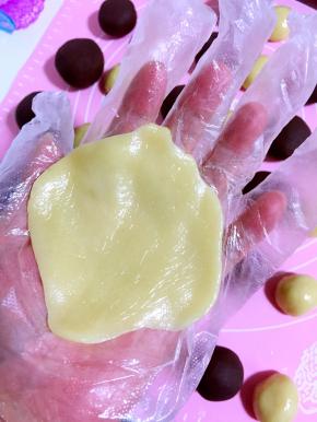 取一面团放在掌心中按扁！