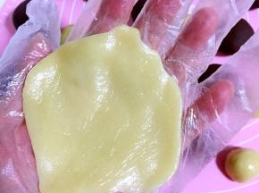 取一面团放在掌心中按扁！