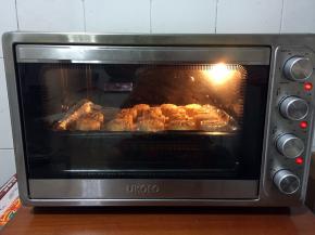 再次入烤箱中层，上火调到180度，下火调到160度烤15分钟即可！（我的烤箱下火有温差高20度，所以调的160度）