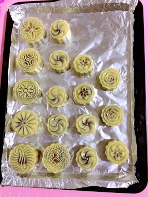 依次做好所有的月饼生胚！