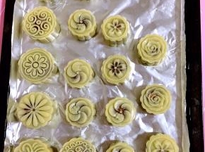 依次做好所有的月饼生胚！